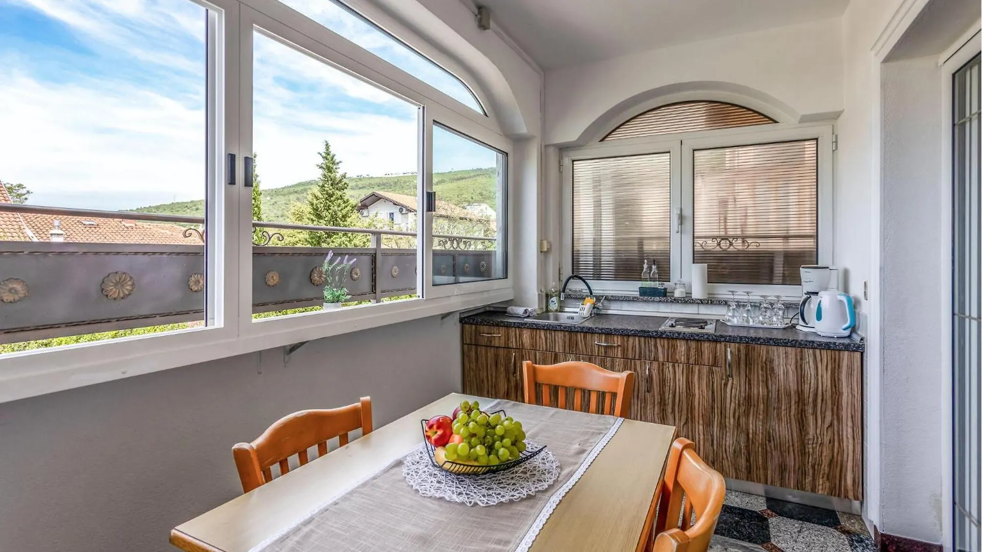 4 Bedroom Awesome Apartment In Selce 0*,